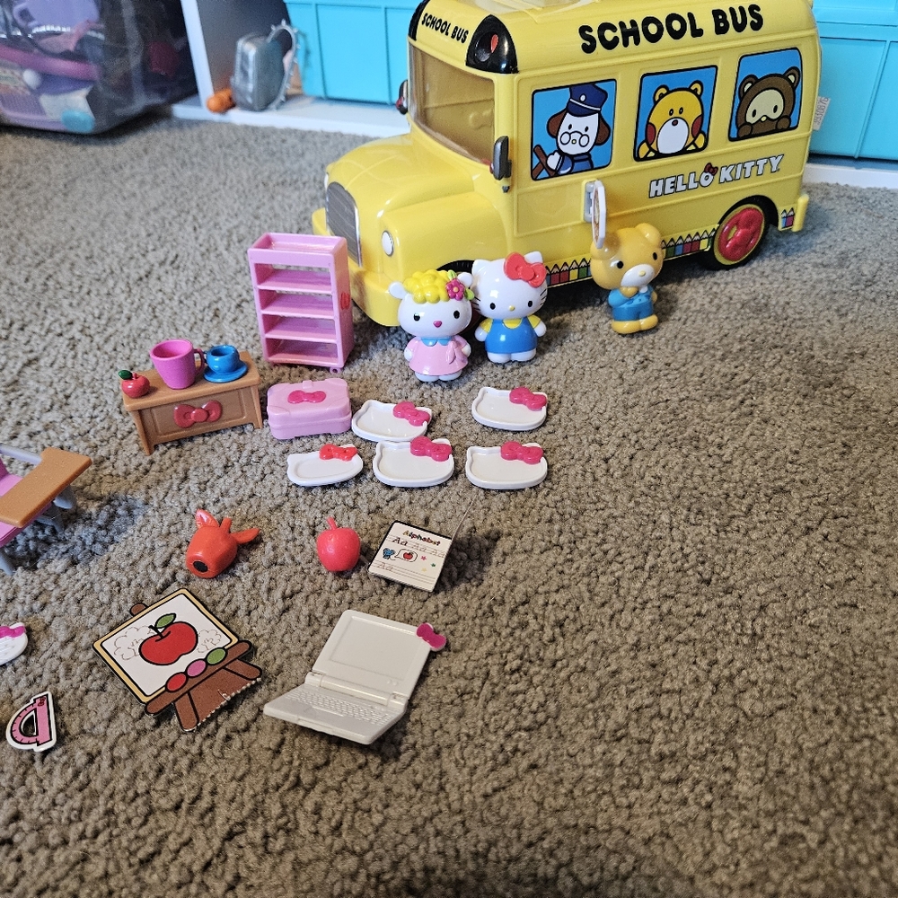 Hello kitty school bus playset
